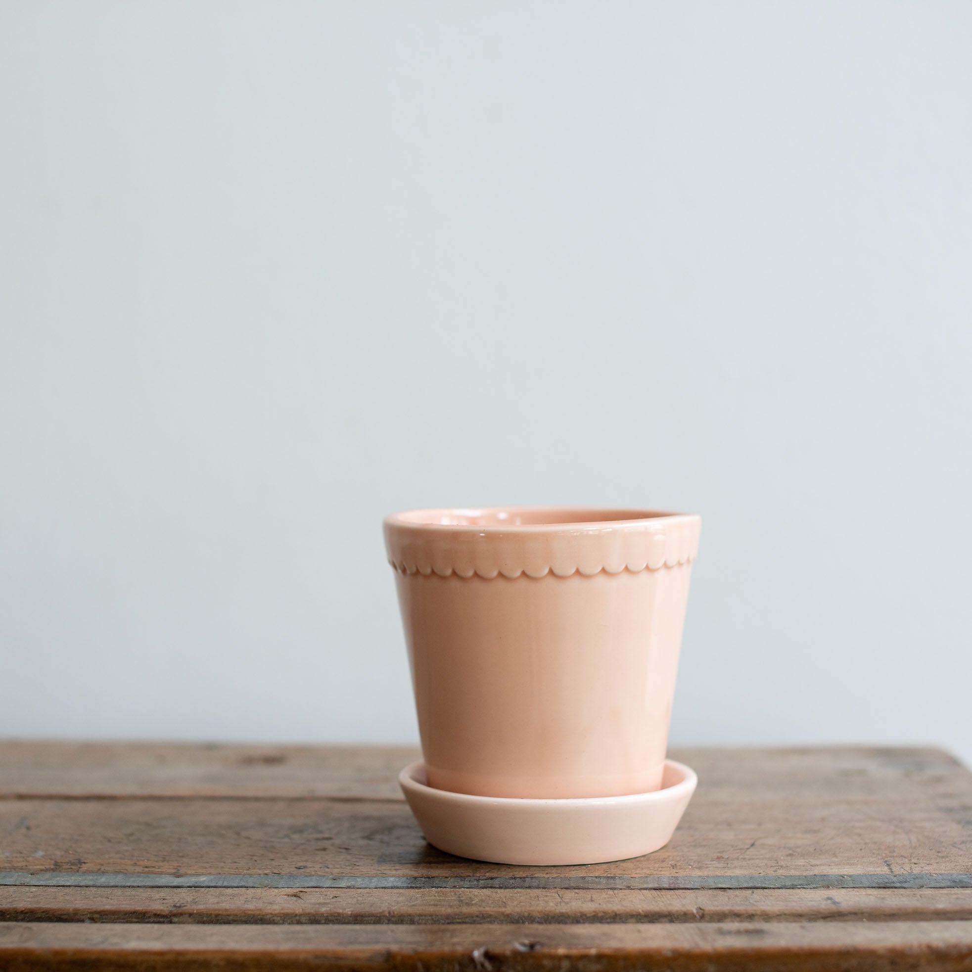 Rosa glänzender Keramik Blumentopf mit Untersetzer inspiriert von Roberto Rosso, einem der besten Töpfer Italiens hergestellt von Bergs Potter.