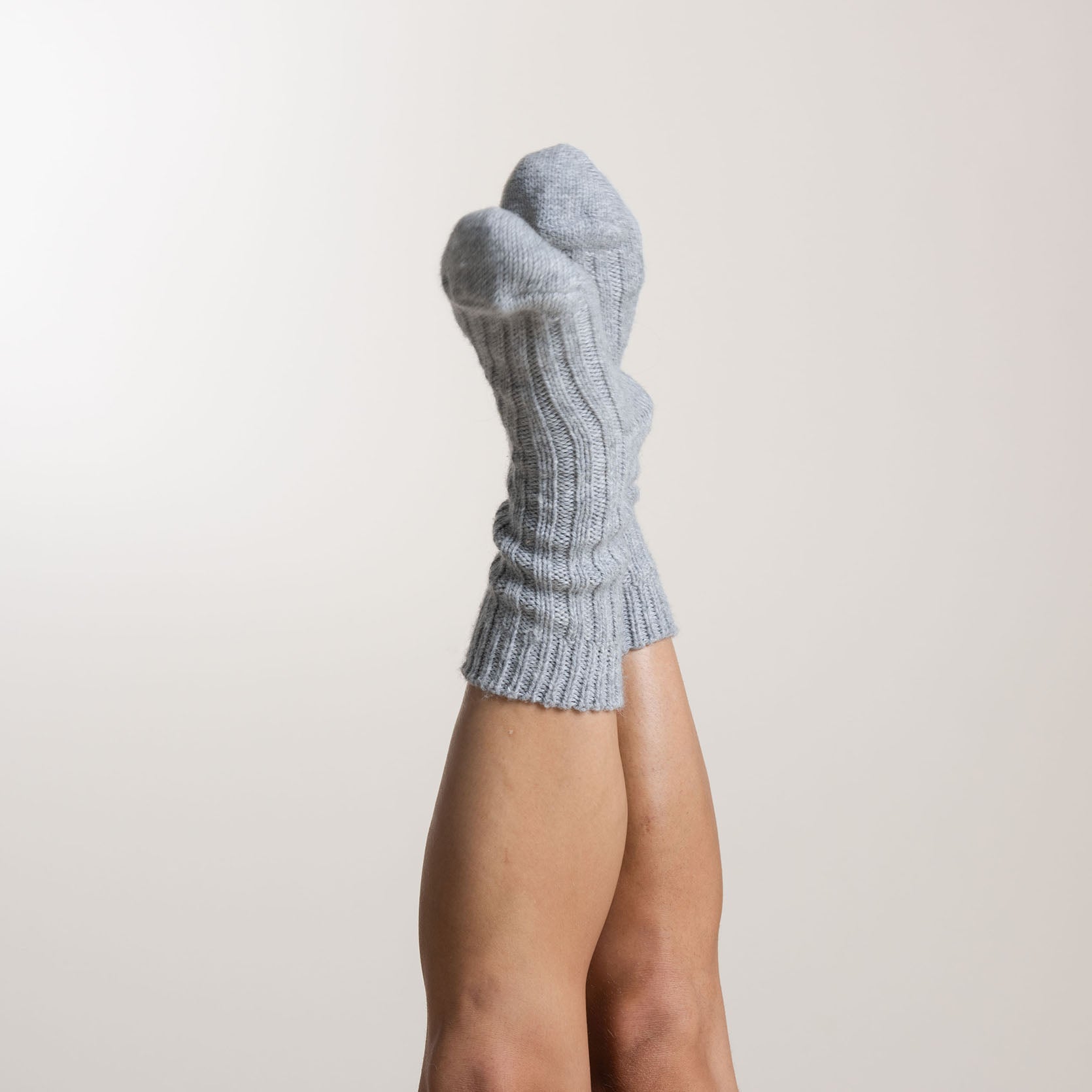 Unisex Alpaka Socken in hell grau. Alpaka wird auch als "Faser der Götter" bezeichnet und ist antibakteriell, langlebig und temperaturregulierend.