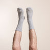 Unisex Alpaka Socken in hell grau. Alpaka wird auch als "Faser der Götter" bezeichnet und ist antibakteriell, langlebig und temperaturregulierend.
