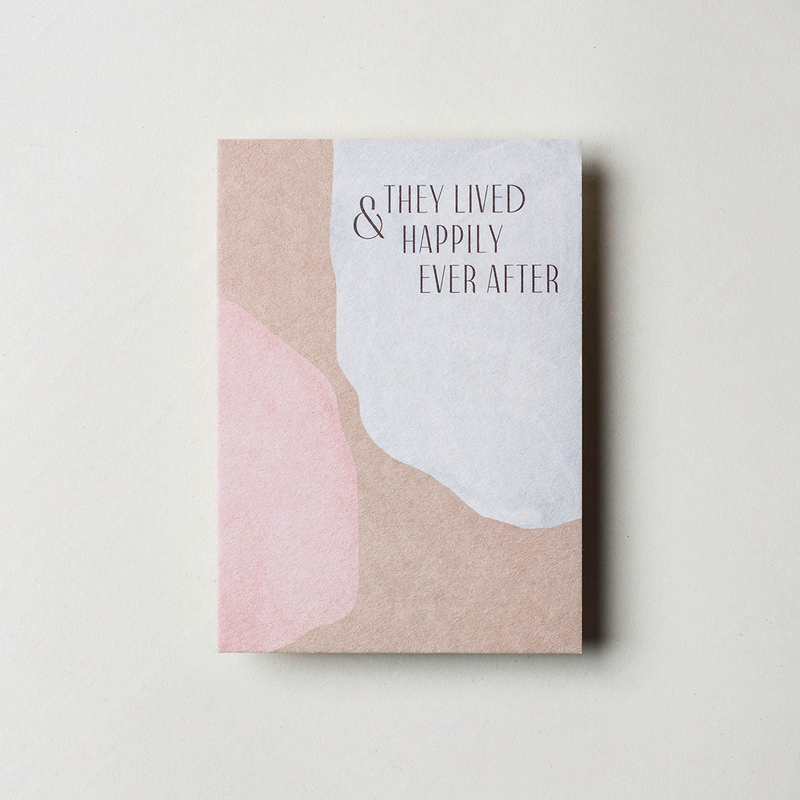 Postkarte "& They Lived Happily Ever After" gedruckt auf Finnpappe. DIN A6 Karte in den Fraben rosa, braun und weiß. 
