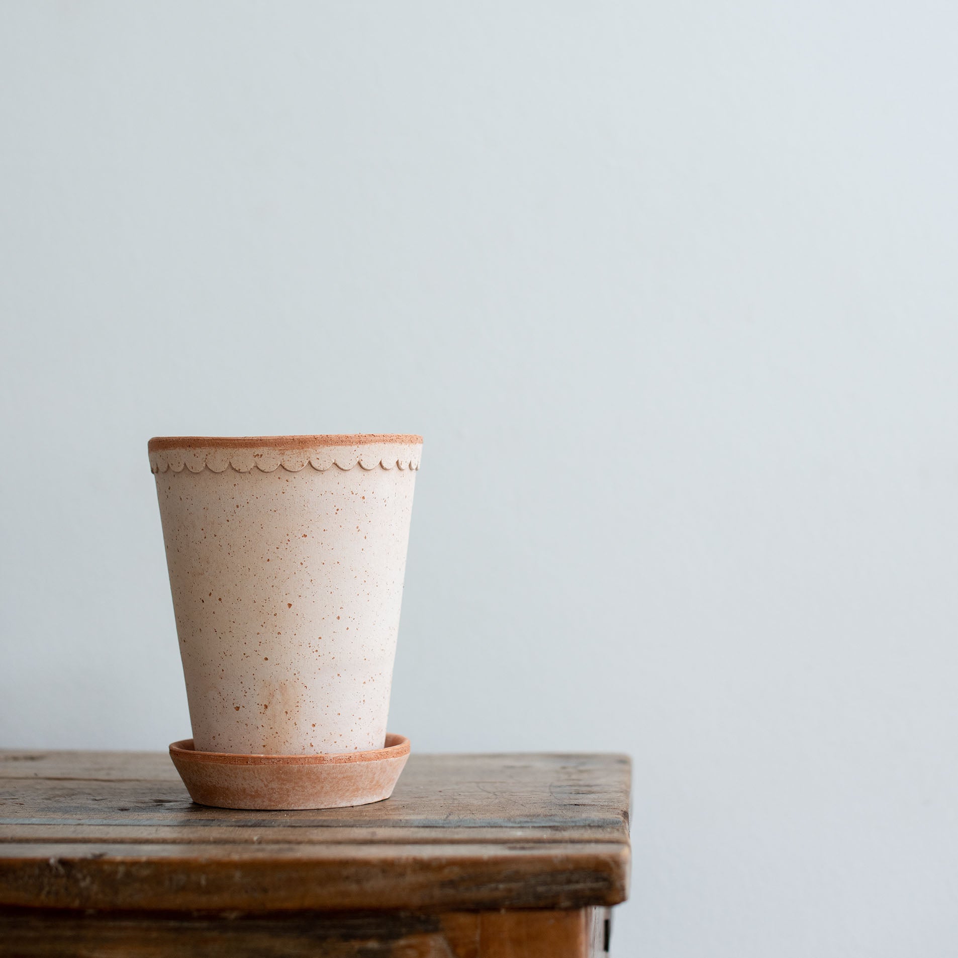 Rosa Keramik Blumentopf mit Untersetzer inspiriert von Roberto Rosso, einem der besten Töpfer Italiens hergestellt von Bergs Potter.