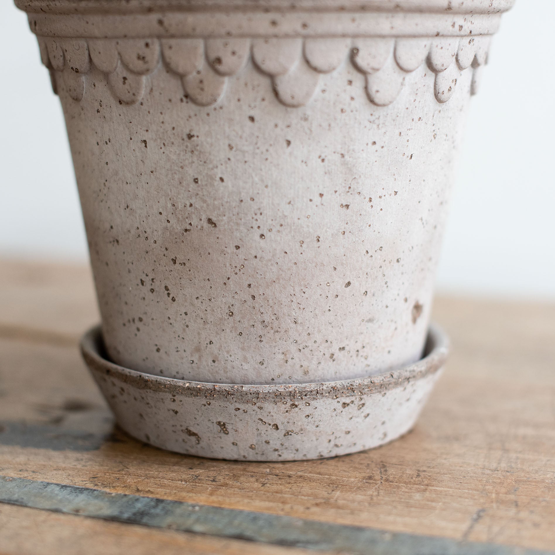 Nahaufnahme eines grauen Keramik Blumentopf mit Untersetzer. Kopenhagener Topf, der auch als Schlosstopf von Bergs bekannt ist, hergestellt von Bergs Potter.