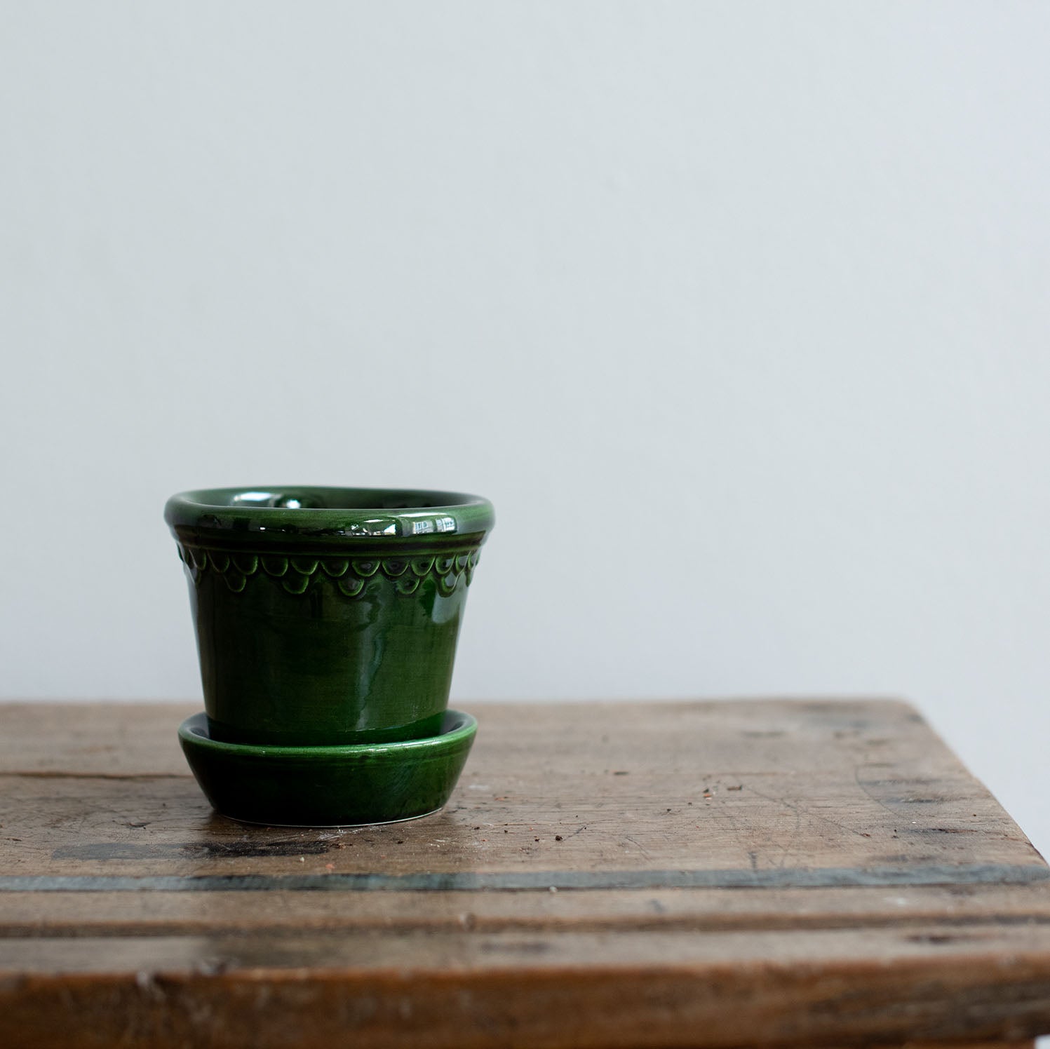 Ton Blumentopf mit Untersetzer in grün glänzend lackiert. Kopenhagener Topf, der auch als Schlosstopf von Bergs bekannt ist, hergestellt von Bergs Potter.