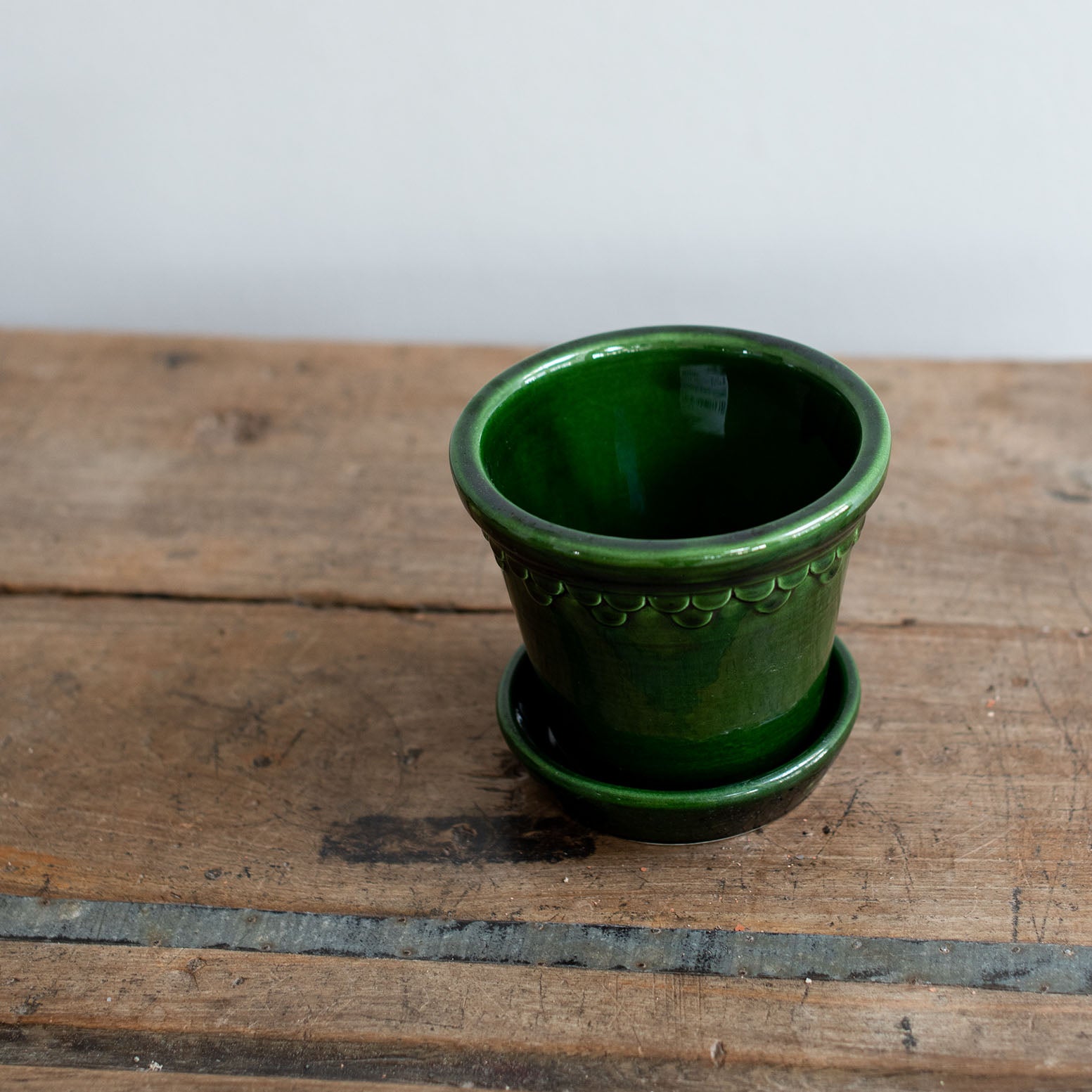 Ton Blumentopf mit Untersetzer in grün glänzend lackiert. Kopenhagener Topf, der auch als Schlosstopf von Bergs bekannt ist, hergestellt von Bergs Potter.