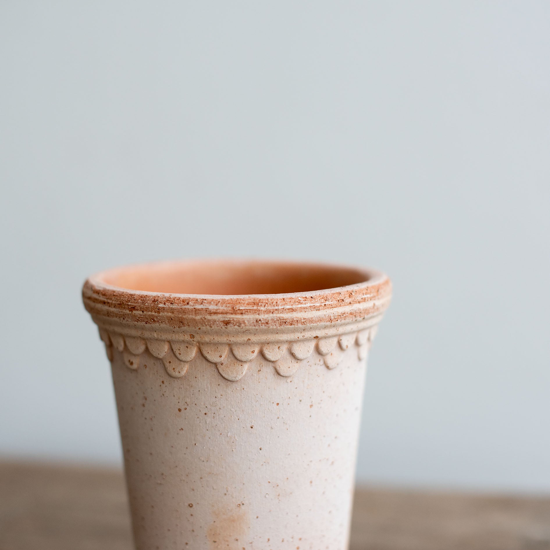 Nahaufnahme von einem rosa Keramik Ton Blumentopf mit Untersetzer. Kopenhagener Topf, der auch als Schlosstopf von Bergs bekannt ist, hergestellt von Bergs Potter.