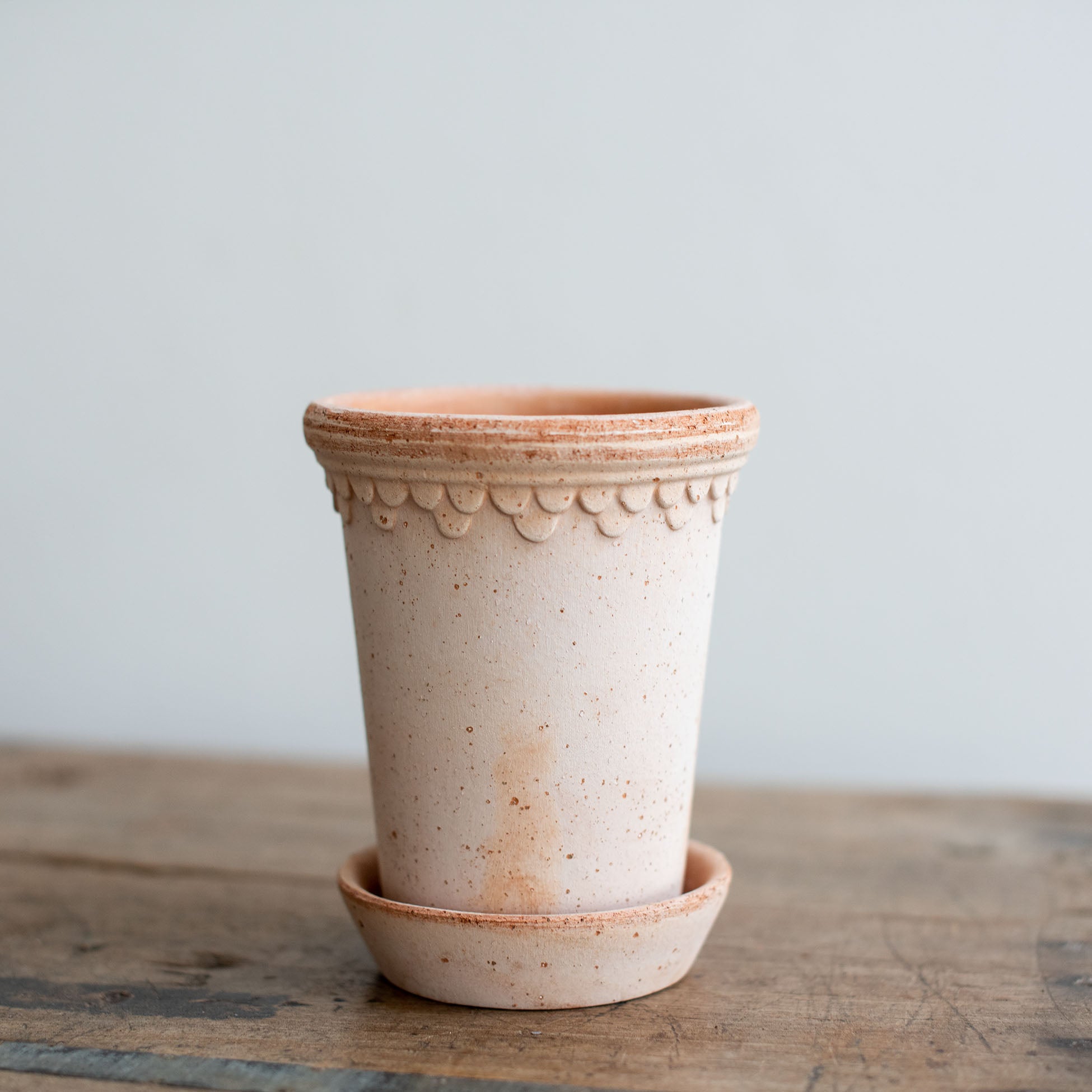 Nahaufnahme von einem rosa Keramik Ton Blumentopf mit Untersetzer. Kopenhagener Topf, der auch als Schlosstopf von Bergs bekannt ist, hergestellt von Bergs Potter.