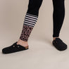 Eine Person trägt die Birkenstock Boston Earthy Black Sandalen.