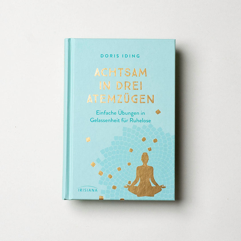 Das Cover des hardcover Buches "Achtsam in drei Atemzügen, Einfache Übungen in Gelassenheit für Ruhelose" von Doris Iding. 
