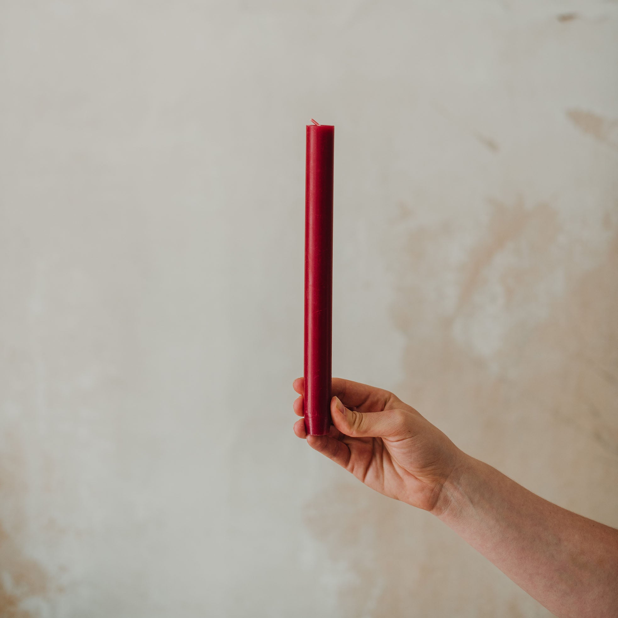 Engels Original Durchgefärbte Stabkerze in der Farbe rot.