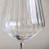 Nahaufnahme von Gin und Tonic Glas aus Kristallglas mit einem Volumen von 640 ml. Das Glas hat eine erhöhte Bruchfestigkeit und ist spülmaschinengeeignet.