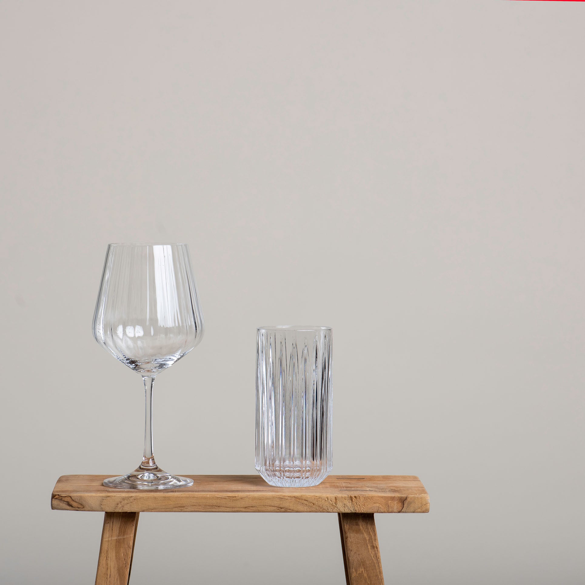 Gin und Tonic Glas aus Kristallglas mit einem Volumen von 640 ml neben einem weiteren Trinkglas. Das Glas hat eine erhöhte Bruchfestigkeit und ist spülmaschinengeeignet.
