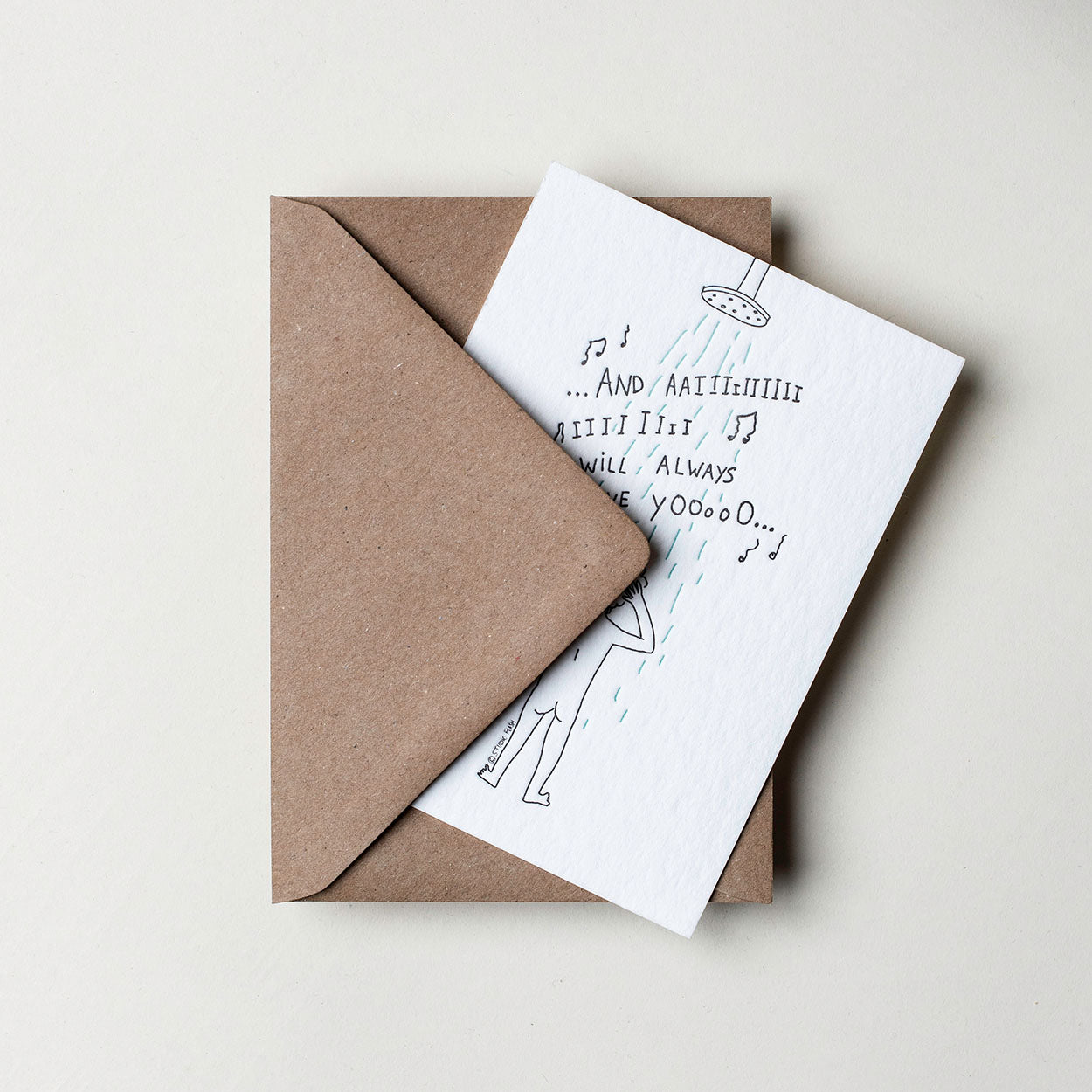 Schwarz Weiß Postkarte "And Iiii Will Always Love Yooooo" gedruckt auf Baumwollpapier DIN A6. Auf der Karte ist eine Person gezeichnet, die Unter der Dusche steht und singt. Die Postkarte kommt mit einem karton Farbenden Briefumschlag.